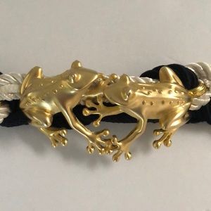 Two Gold Frogs kissing Belt.